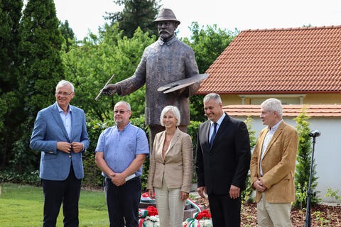 Szinyei Merse Pál teljes alakos szobra